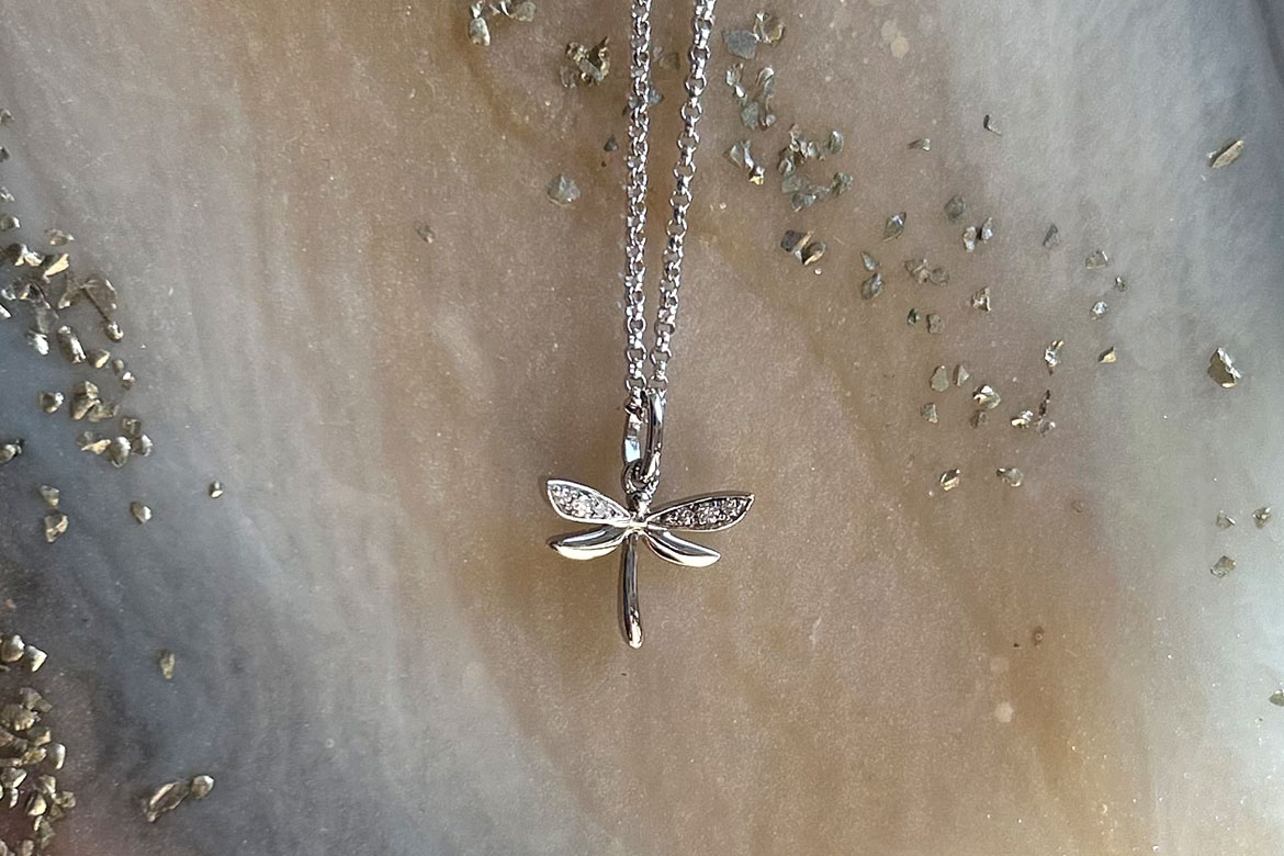 Oslavujme spolu Deň matiek súťažou o diamantový prívesok Hope