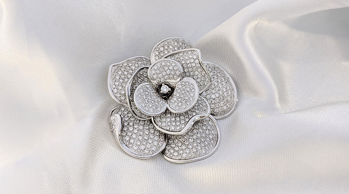 Prívesok z bieleho zlata s diamantmi